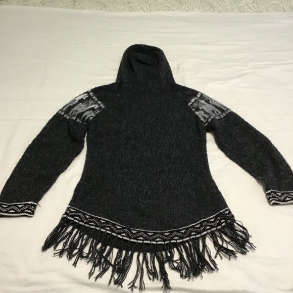 Classic Shakira Hooded Sweater with Fringed Hem Size S - Picture 11 of 11
